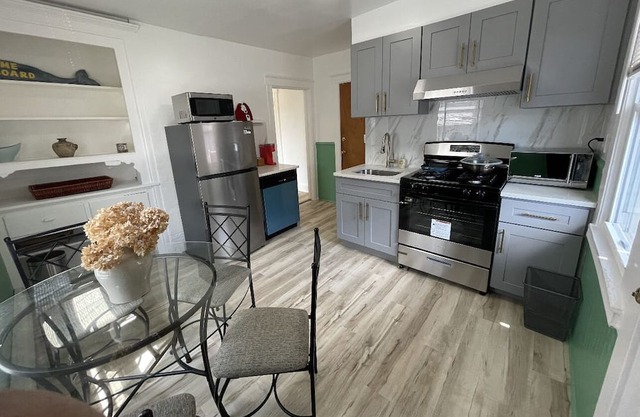 Entire 2 Bed-room Roomy Apartment ~ 1 min to Train for NYC