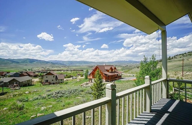 Hot Tub, Suana, Spectacular views and 3 minutes from Granby Ski Ranch Lift!