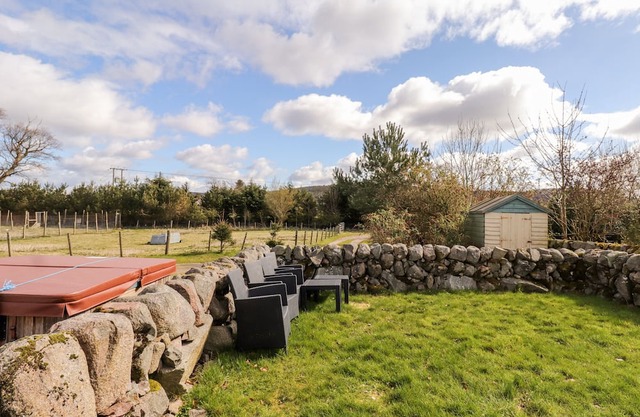 SHETLAND COTTAGE, pet friendly, with hot tub in Dalbeattie