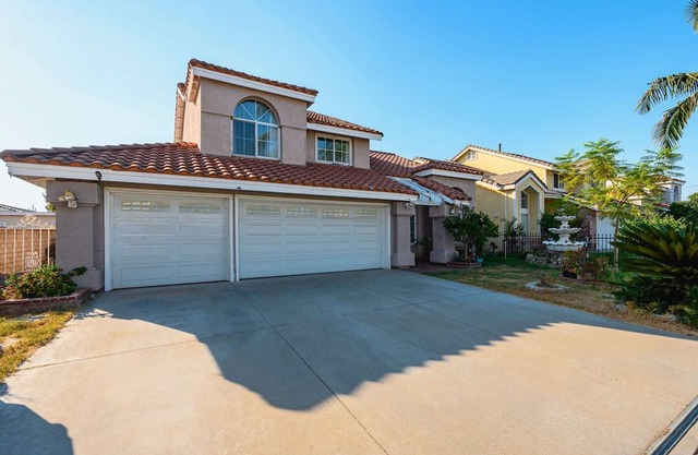 Bright Cozy Home w Full Kitchen Garage Backyard