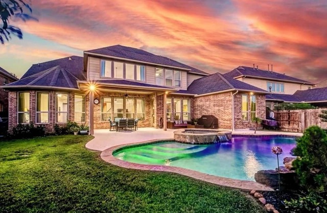 Spacious 5-bedroom house in Katy with WiFi, AC, fitness room