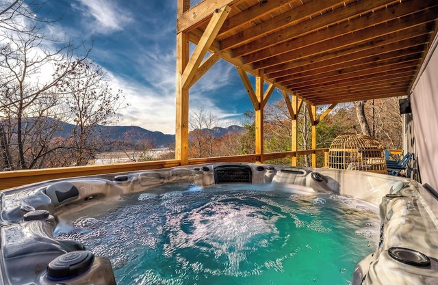 Fully Loaded * Lake View * Huge Hot Tub * Game Room