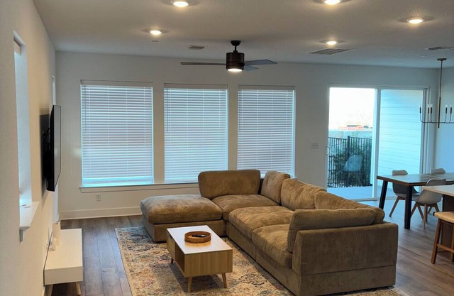 Charming and luxurious 1-bedroom house in enchanting Austin with WiFi and Cozy.