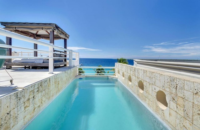 Luxury penthouse with private pool and beachfront