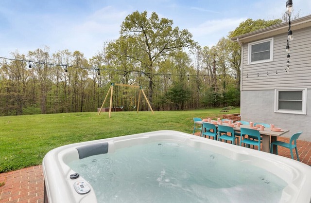 For long family stays, girls wine weekends. Heated pool, hot tub, game room. Walk to brewery.