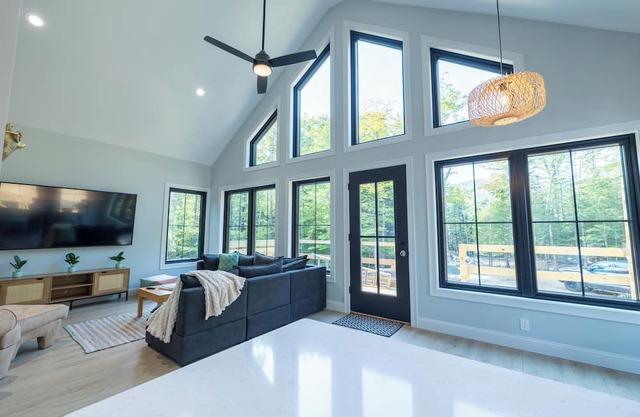 Brand New 2-bedroom chalet in charming Bartlett with WiFi, AC and EV Charger