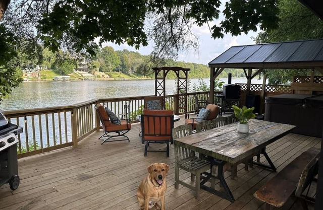 432) Charming waterfront home w/hot tub