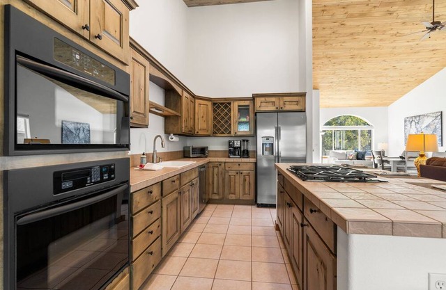 Great Backyard, Fireplace, Sunny Home In Golf Course Community!