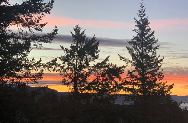 Charming guest House with Private Deck and patio. Amazing Views in Brookings