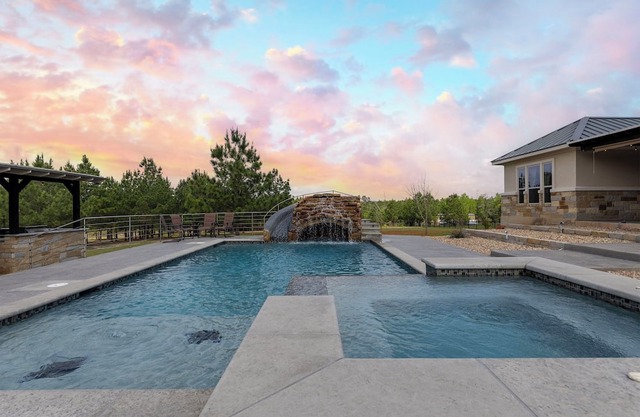 Pine Tree Palace - Private -Heated Pool - Jacuzzi