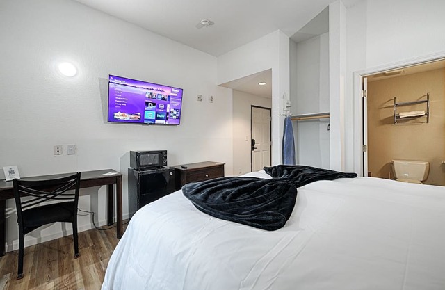 Hotel Dilley Grand Queen Bed