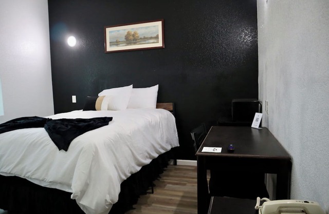 Historic Hotel Dilley Grand- Queen ADA Bed