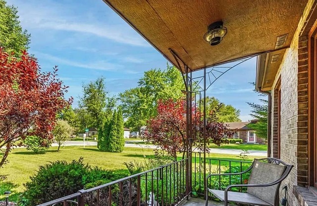 Charming 3-bedroom home with WiFi & AC in quiet East Hazel Crest. Near Casino.