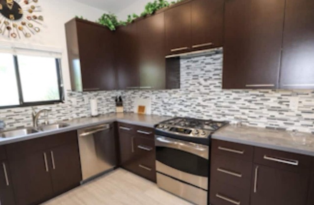 Chic 2-bedroom condo with WiFi, AC in Palm Springs