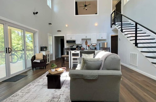 NEW! Forty Winks 6 guest Modern Cabin in Damascus, VA!