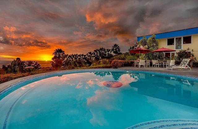 Charming 5-bedroom bed & breakfast in Captain Cook with WiFi, AC