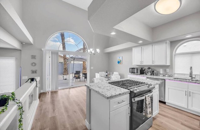 **Ultimate Vegas Retreat**: Experience spacious luxury perfect for group