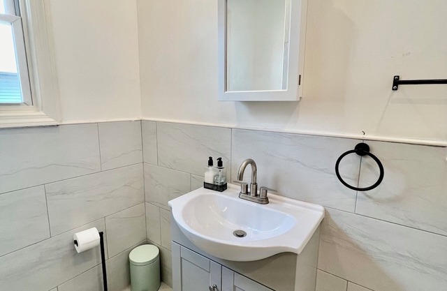 Apartment in Staten Island - 3BR - 24/7 Concierge, Parking Spot, High-Speed WiFi