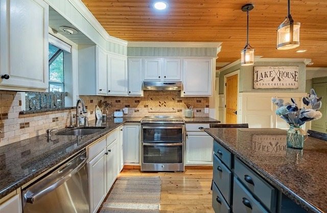 Charming Boutique Lakefront Getaway - Cedar Creekn