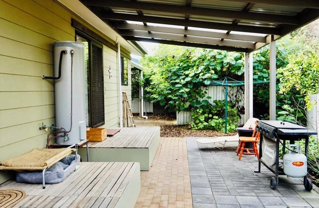 Cosy retro style holiday home, pet friendly. nClose to beach.
