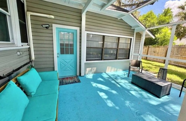 Sponge Docks. Charming, renovated, large studio, in Historic Tarpon Springs.