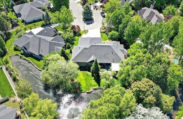 Luxurious Waterfront Oasis: Exclusive Single-Level Retreat with Stunning Views