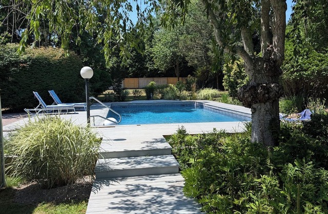 Charming 2-bedroom house in peaceful Remsenburg with AC, WiFi, and a Huge Pool!