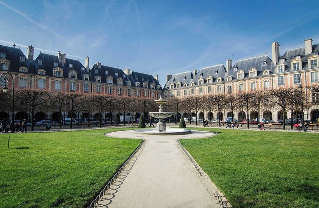 IMMERSE YOURSELF IN THE AUTHENTICITY OF PARISIAN LIFE