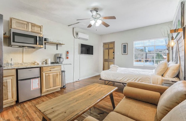 Explore & Relax: Pet-Friendly Studio in Historic Old Colorado City, Steps from Outdoor Adventures