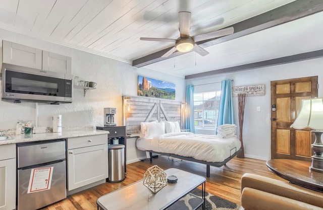 Rustic-Chic Retreat: Your Ideal Colorado Springs Getaway for Outdoor Enthusiasts and Dog Lovers