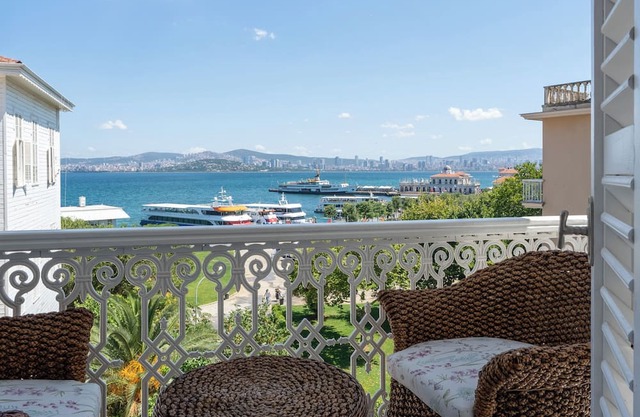 A luxury palace apartment with an amazing sea view in Princess Islands