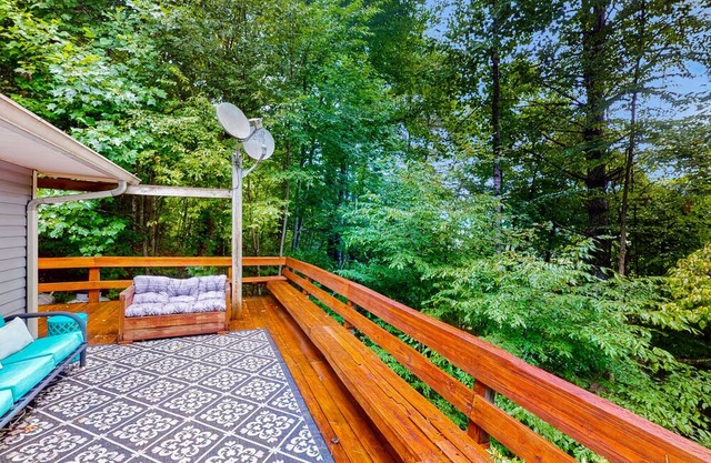 Serene mountain Dog friendly home with nearby hiking trails