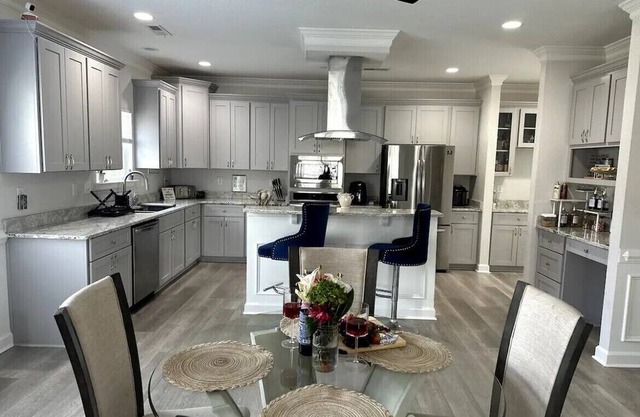 Charming 3-bedroom house in Hampton with AC, WiFi and Game Room. Enjoy your stay