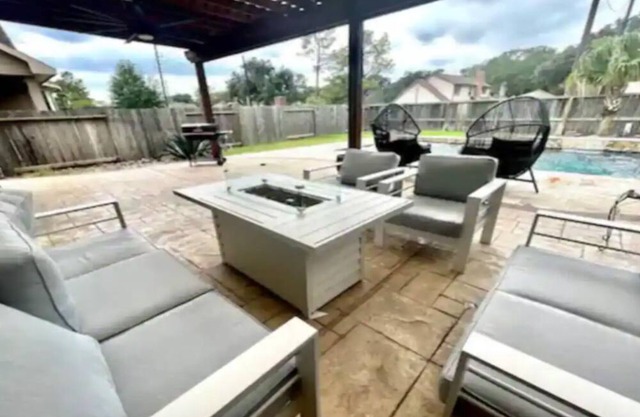 Your home away from home, 6beds,Pool,Backyard,Parking,Pool table, pet friendly