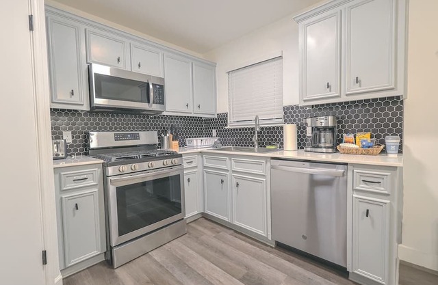 Game Room, Day Bed, Close To DT, Breakfast, +