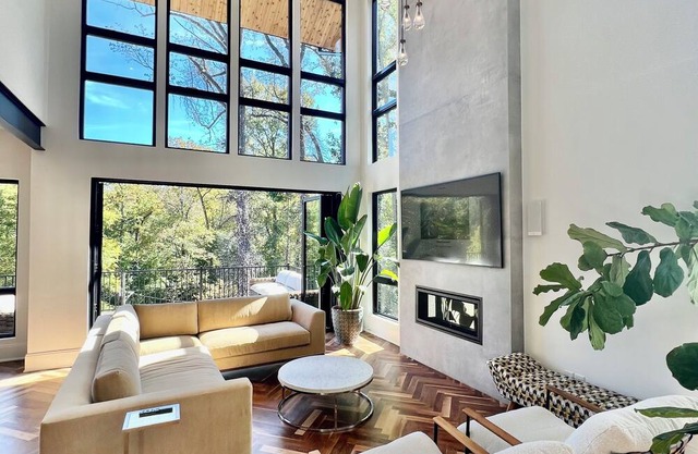 Executive, Modern, serene house - perfect location, putting green, elevator