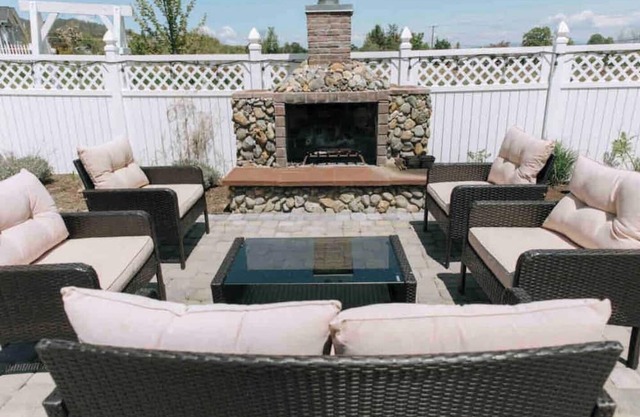 This boutique hotel is a 1 bedroom(s), 1 bathrooms, located in Central Point, OR.