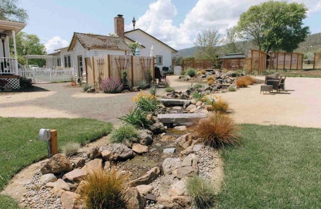 This boutique hotel is a 1 bedroom(s), 1 bathrooms, located in Central Point, OR.