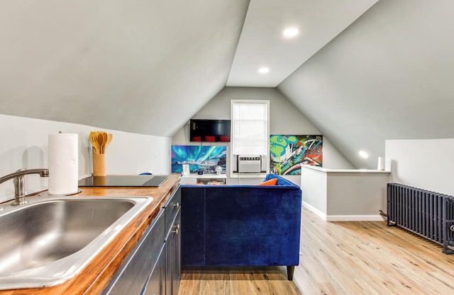 Cozy Elizabeth Apartment: 3 Mi to Newark Airport!