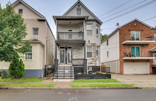 Cozy Apartment: 1 Mi to Elizabeth Transit Station!