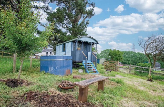 Lamb - 1 Bedroom Shepherds Hut - Maidenwells