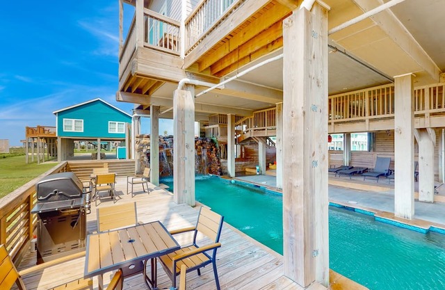 Beachfront studio w/ ample outdoor activities & stunning views