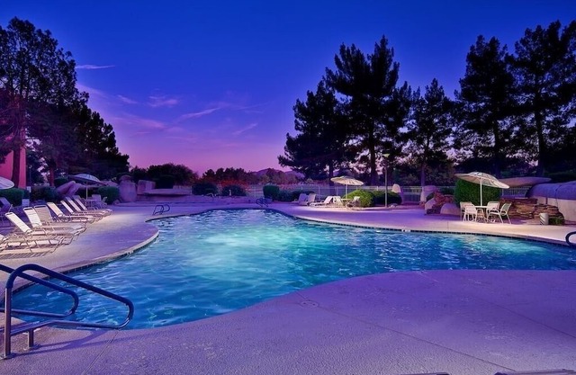 BEAUTIFUL CONVENIENT CONDO ON GOLF COURSE, 5 POOLS, 5 SPAS, WALKING PATHS!