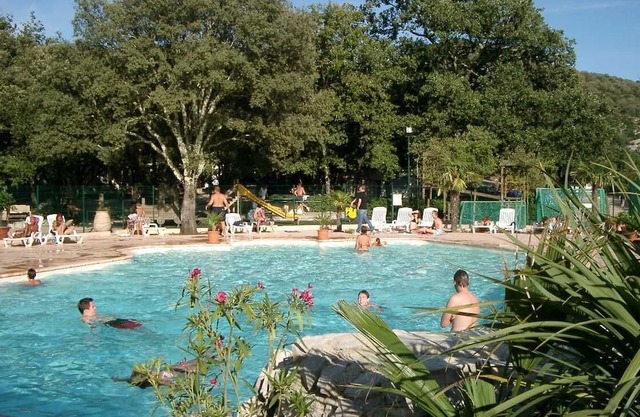Camping - Piscine - eehdhd