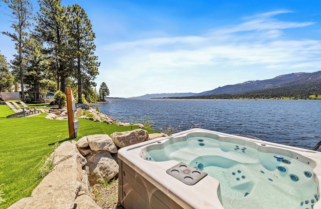 New Lakefront modern Chalet with panoramic views