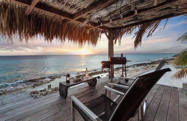 Extraordinary Oceanfront Villa: The Lake