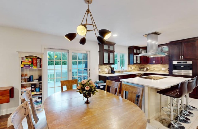 Spacious and Luxurious House with Heated Pool, Hot Tub and Gas Grill