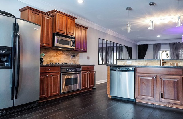 Beautiful High Quality 3-bedroom Townhome in Sandy Springs Gated Community.