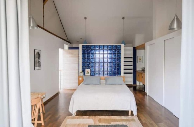 Magnificent loft steps from flea market and Paris