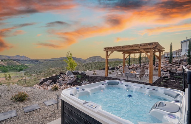 The Watchman by AvantStay | 20 Min to Zion | Hot Tub + View